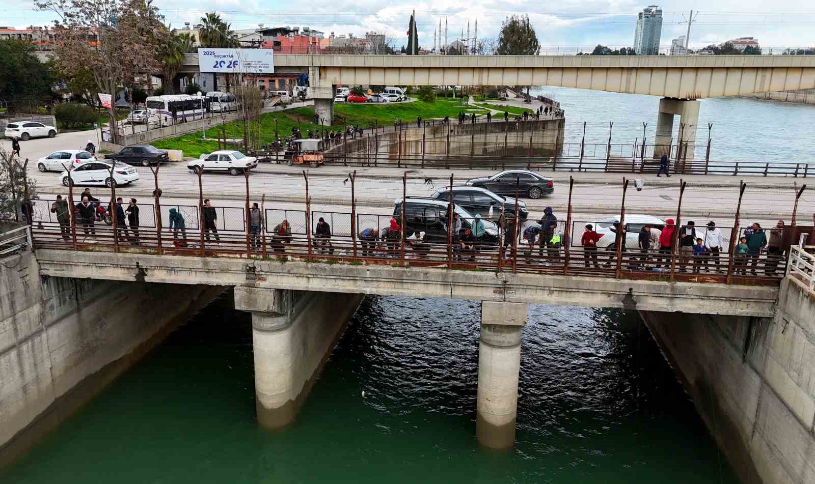 Baraj kapakları açıldı, onlarca balıkçı nehre akın etti
Baraj kapakları açıldı, onlarca balıkçı nehre akın etti