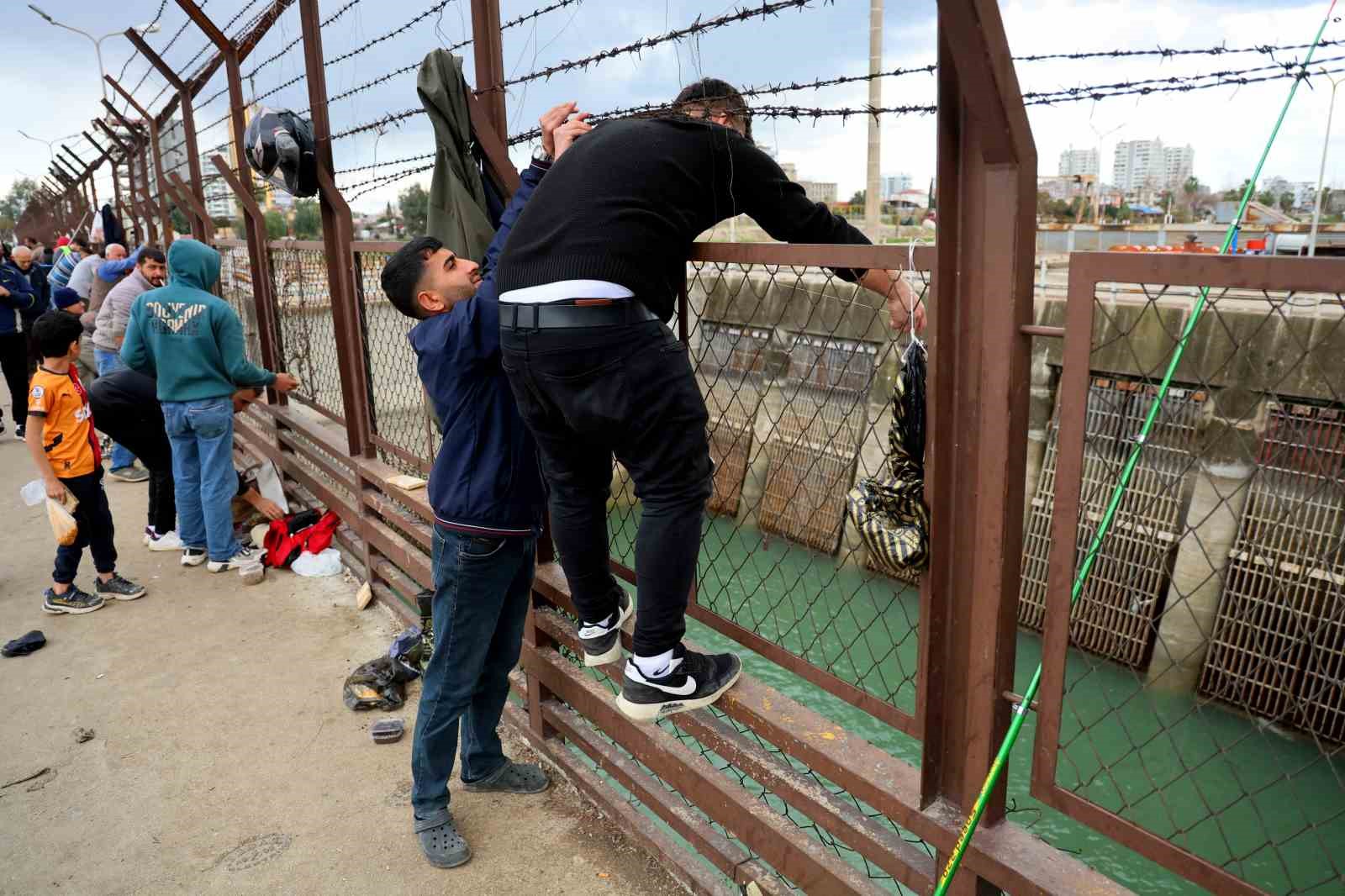 Baraj kapakları açıldı, onlarca balıkçı nehre akın etti
Baraj kapakları açıldı, onlarca balıkçı nehre akın etti