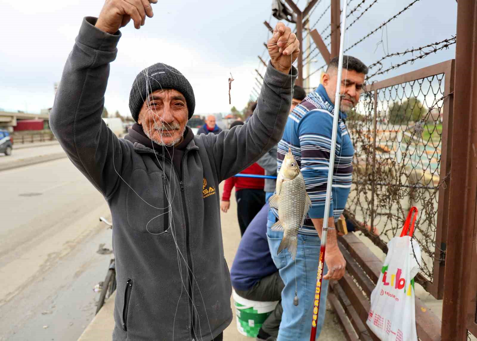 Baraj kapakları açıldı, onlarca balıkçı nehre akın etti
Baraj kapakları açıldı, onlarca balıkçı nehre akın etti