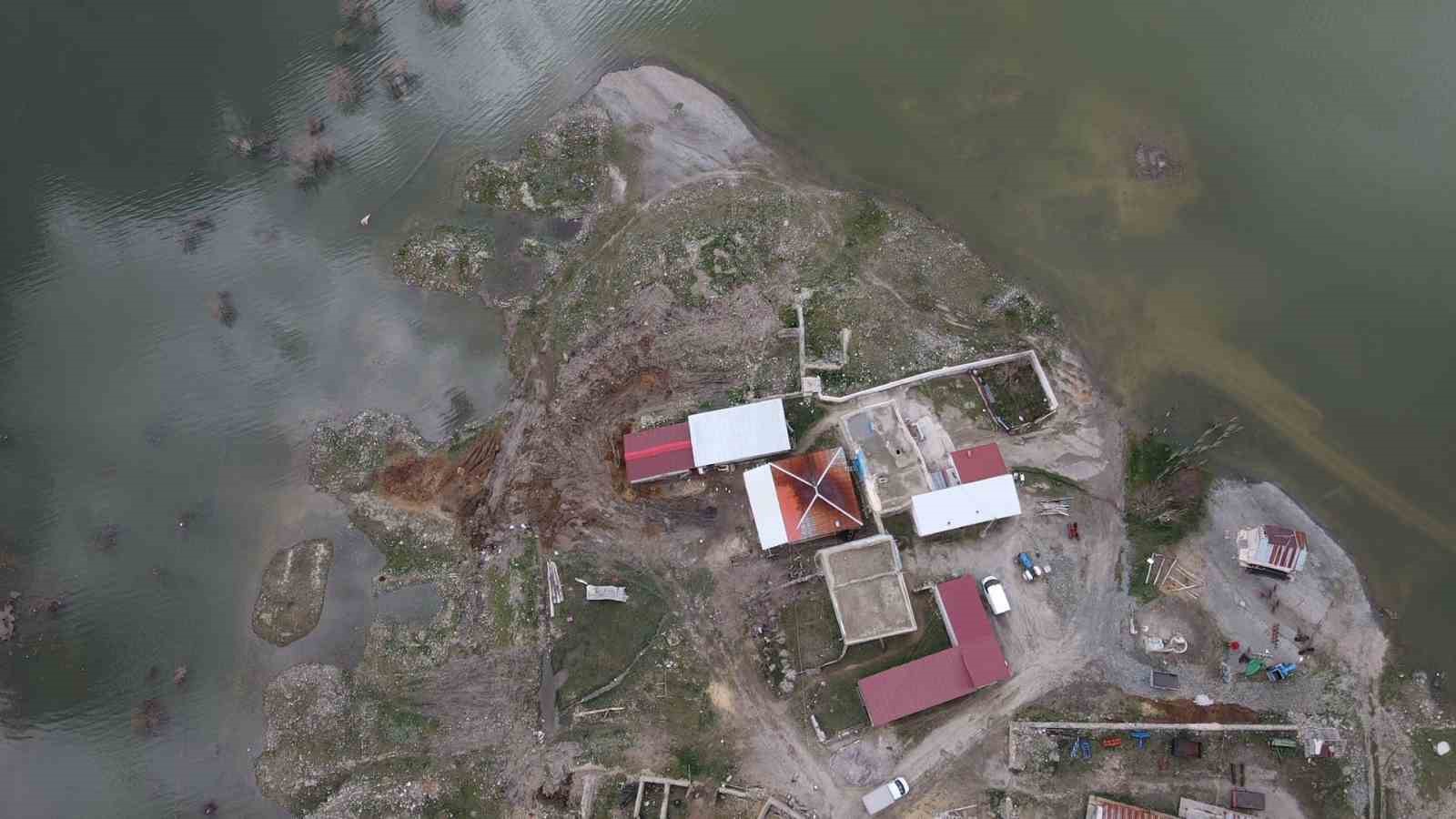 Baraj suları taştı, evler gölün ortasında kaldı
