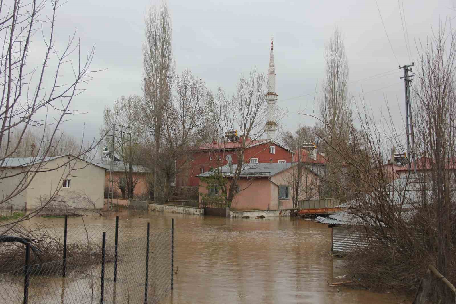 Baraj taştı, köy tamamen sular altında kaldı
