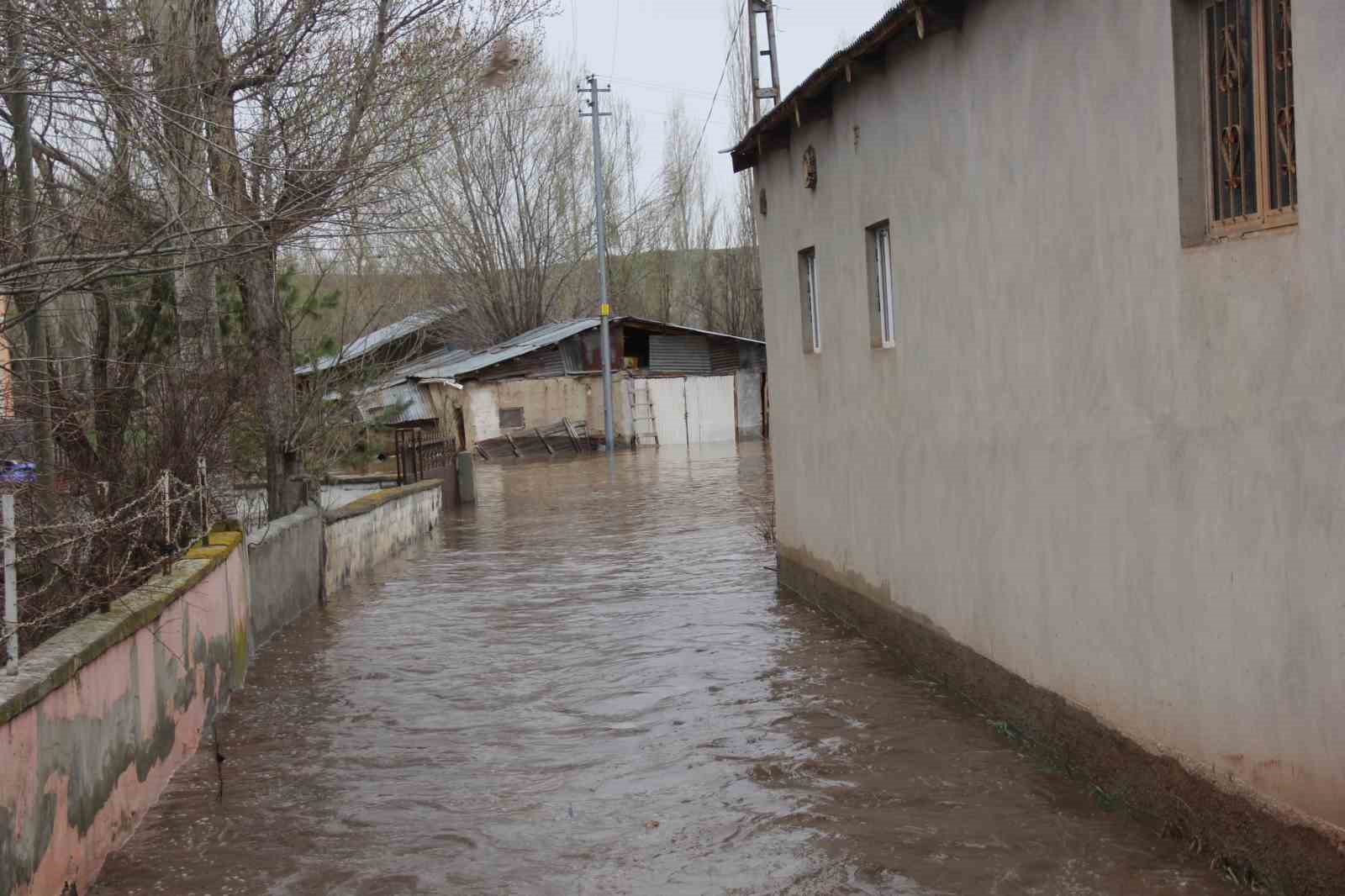 Baraj taştı, köy tamamen sular altında kaldı
