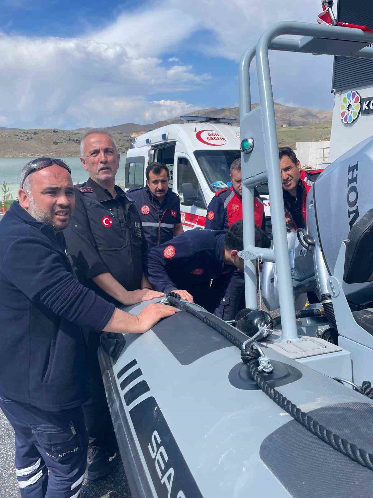 Barajda sörfleri alabora olan 2 kişi kurtarıldı
