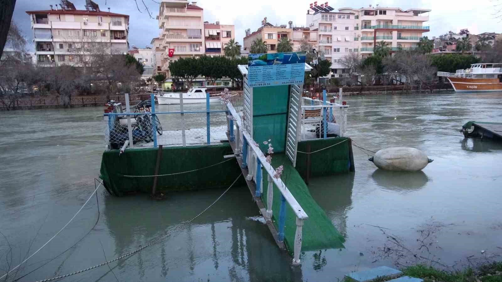 Barajlardan bırakılan su Manavgat Irmağı’ndaki su seviyesini yükseltti

