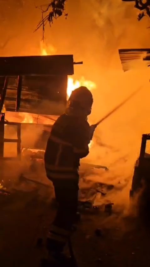 Baraka alevlere teslim oldu
