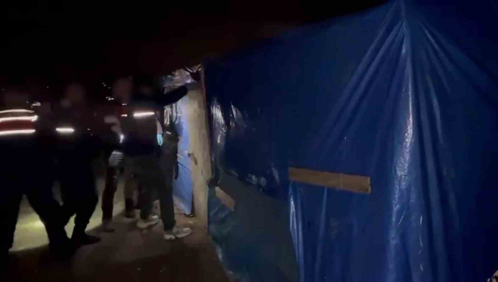 Barakanın her köşesine zulalanmış uyuşturucuyu jandarma yakaladı: 4 tutuklama
