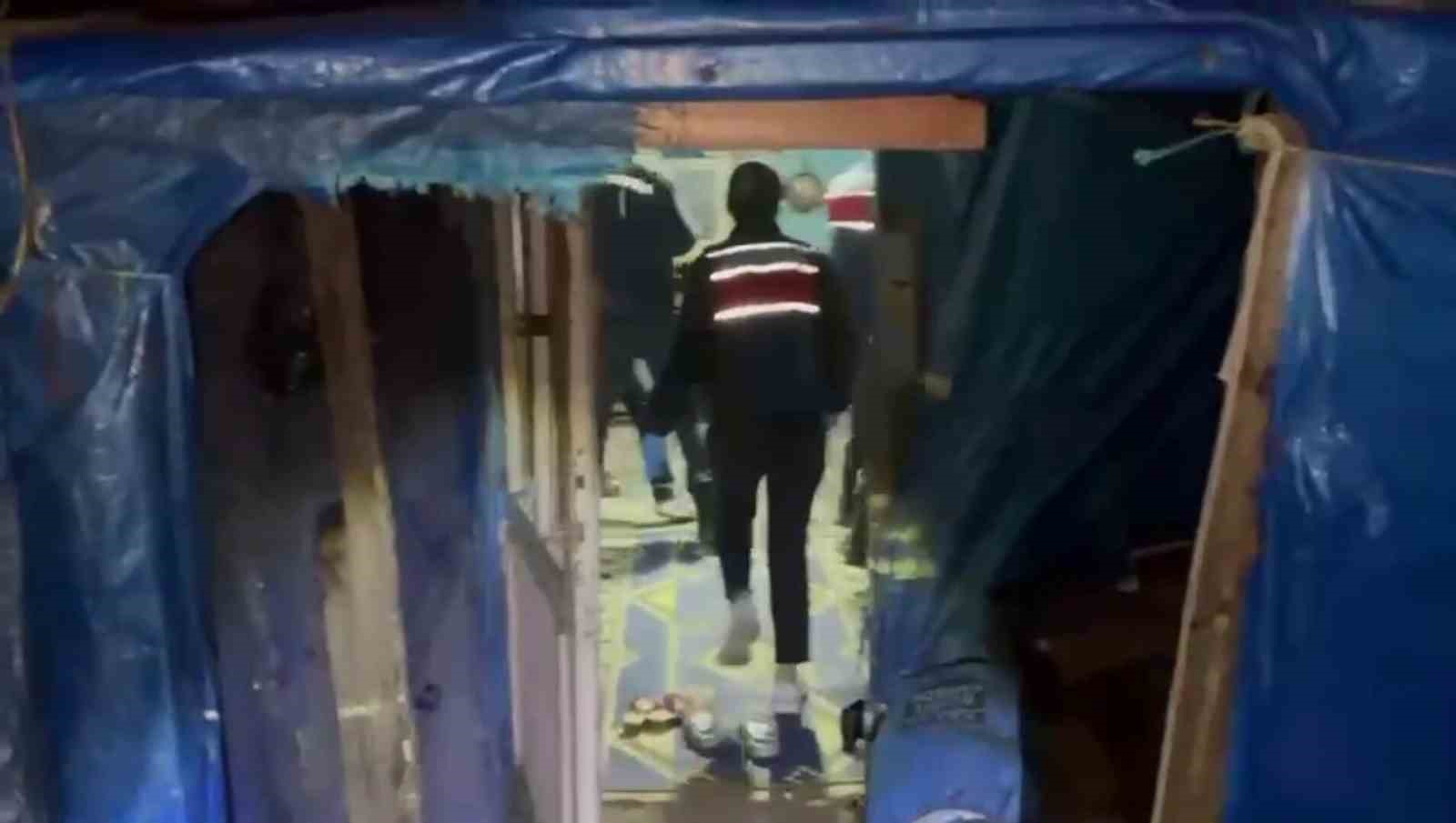 Barakanın her köşesine zulalanmış uyuşturucuyu jandarma yakaladı: 4 tutuklama
