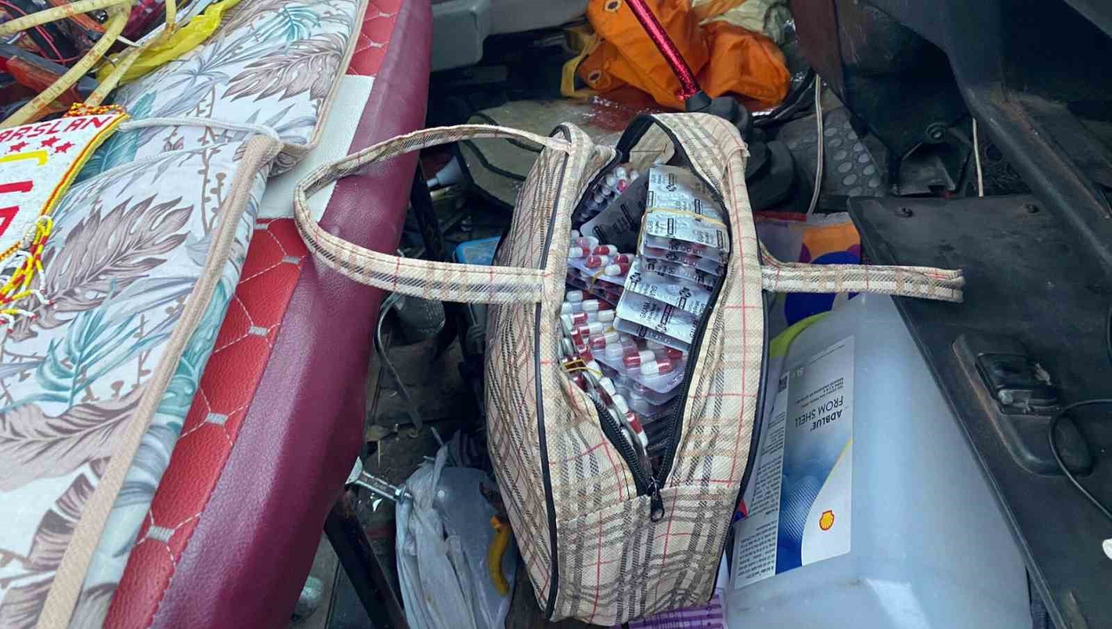 Barakanın her köşesine zulalanmış uyuşturucuyu jandarma yakaladı: 4 tutuklama
