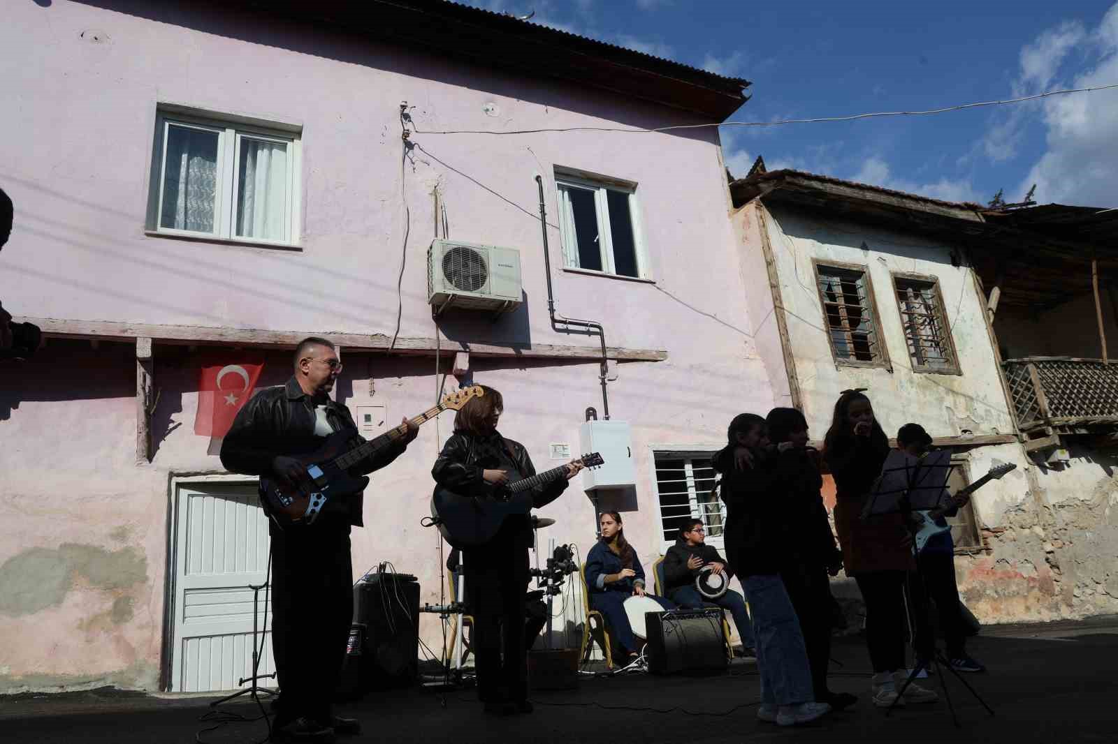 Barış Manço, annesiyle bir dönem yaşadığı evin önünde anıldı
