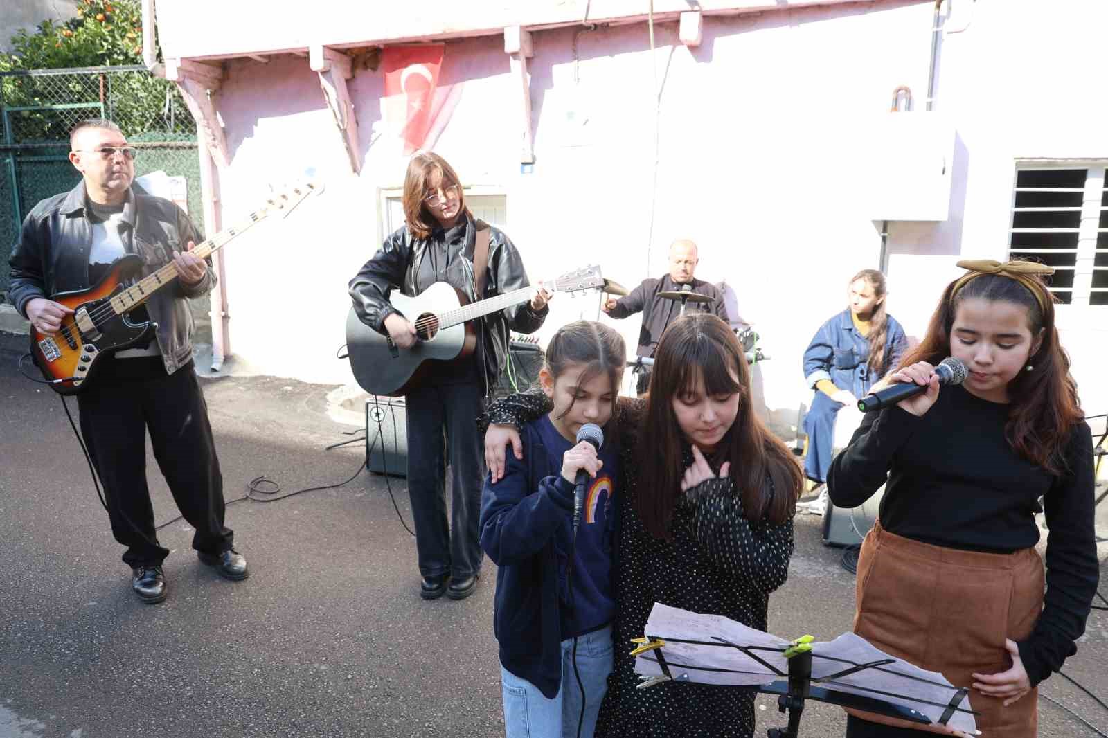 Barış Manço, annesiyle bir dönem yaşadığı evin önünde anıldı

