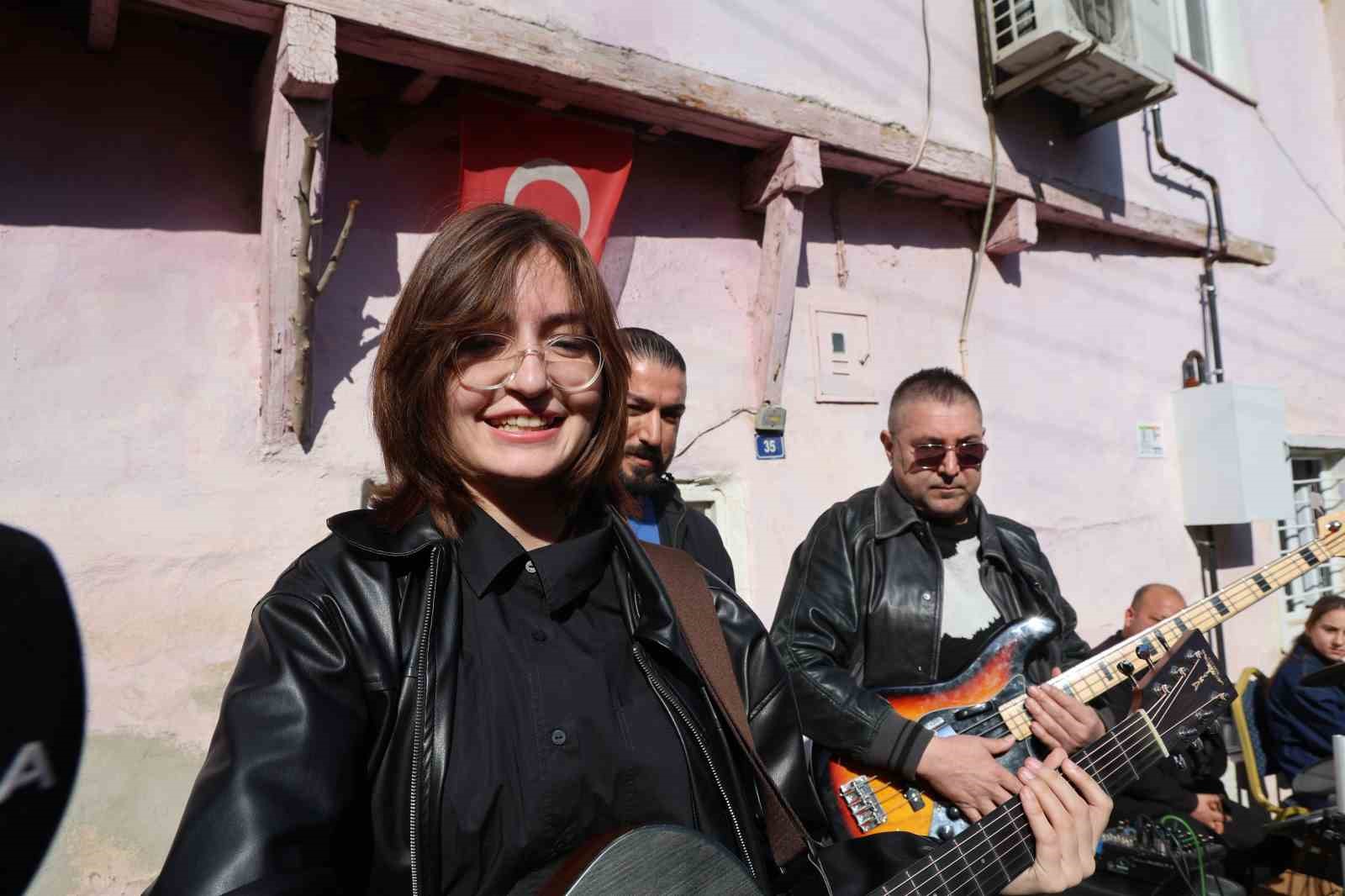 Barış Manço, annesiyle bir dönem yaşadığı evin önünde anıldı
