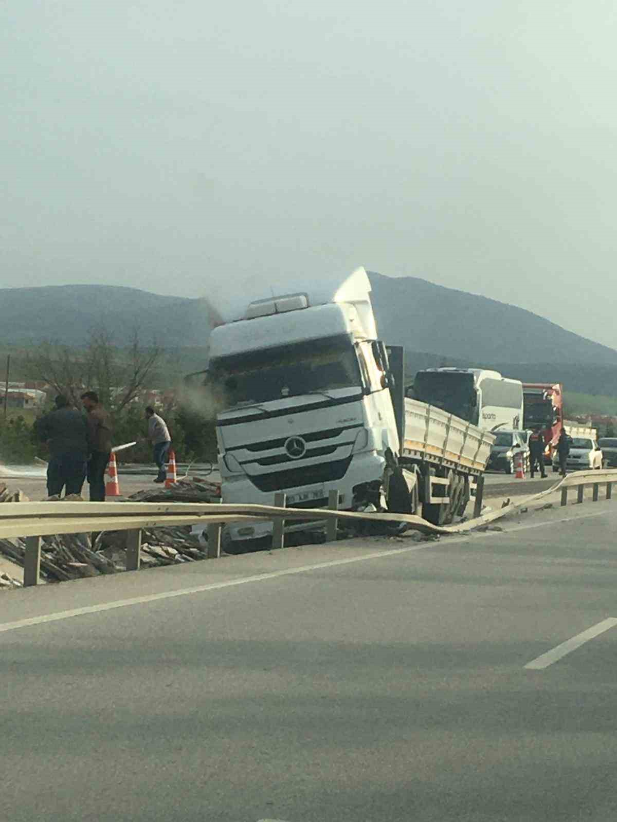 Bariyerlere çarpan tırda 2 kişi yaralandı
