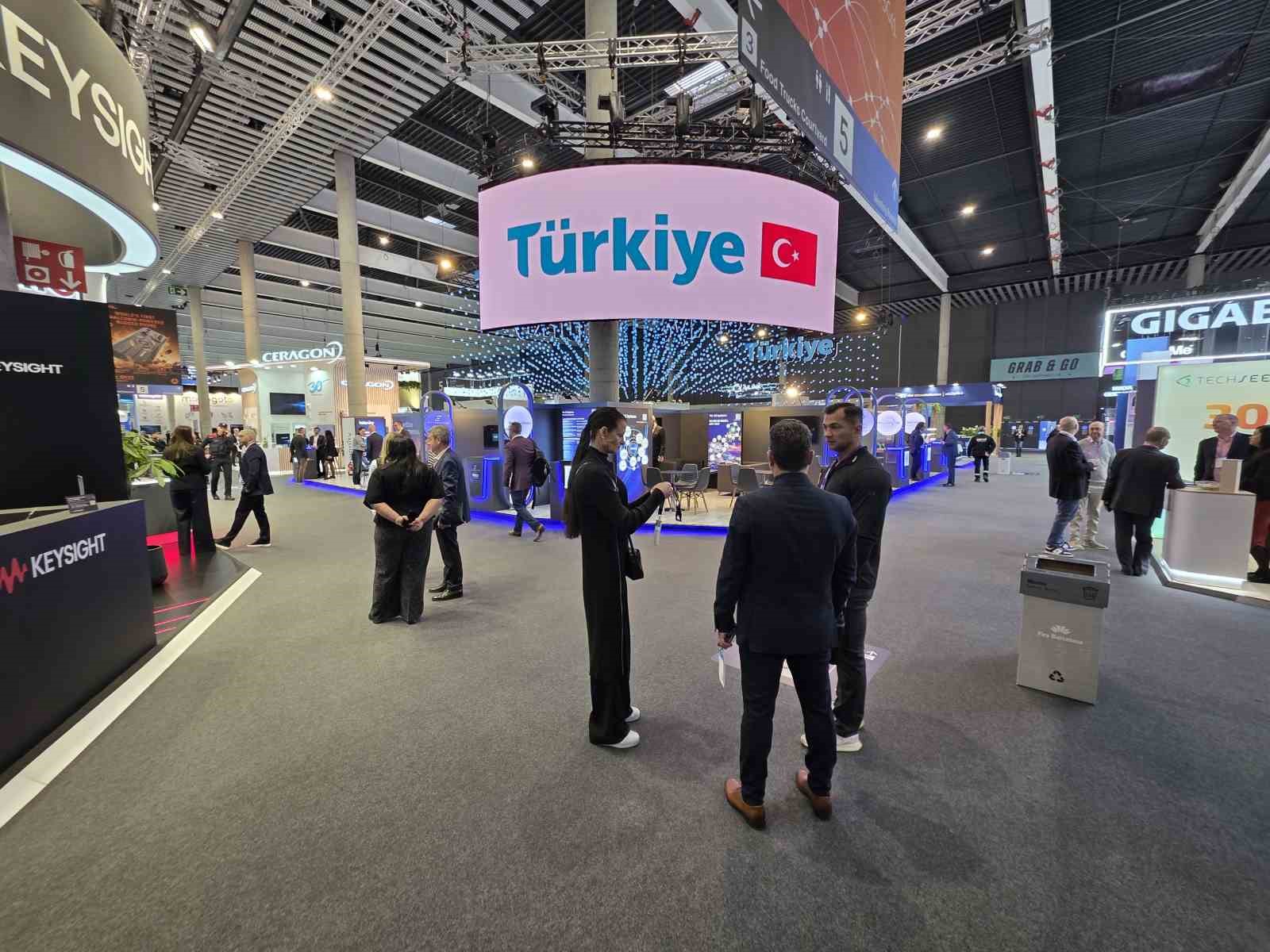 Barselona’da yapay zekalı "metal yaka" sahaya iniyor
Barselona’da yapay zekalı "metal yaka" sahaya iniyor