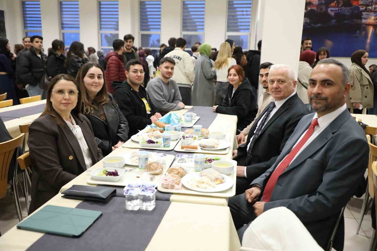 Bartın protokolü üniversite öğrencileriyle iftarda buluştu
