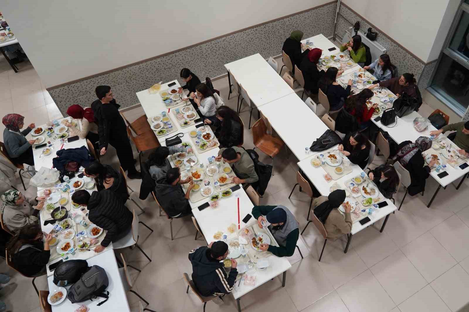 Bartın protokolü üniversite öğrencileriyle iftarda buluştu
