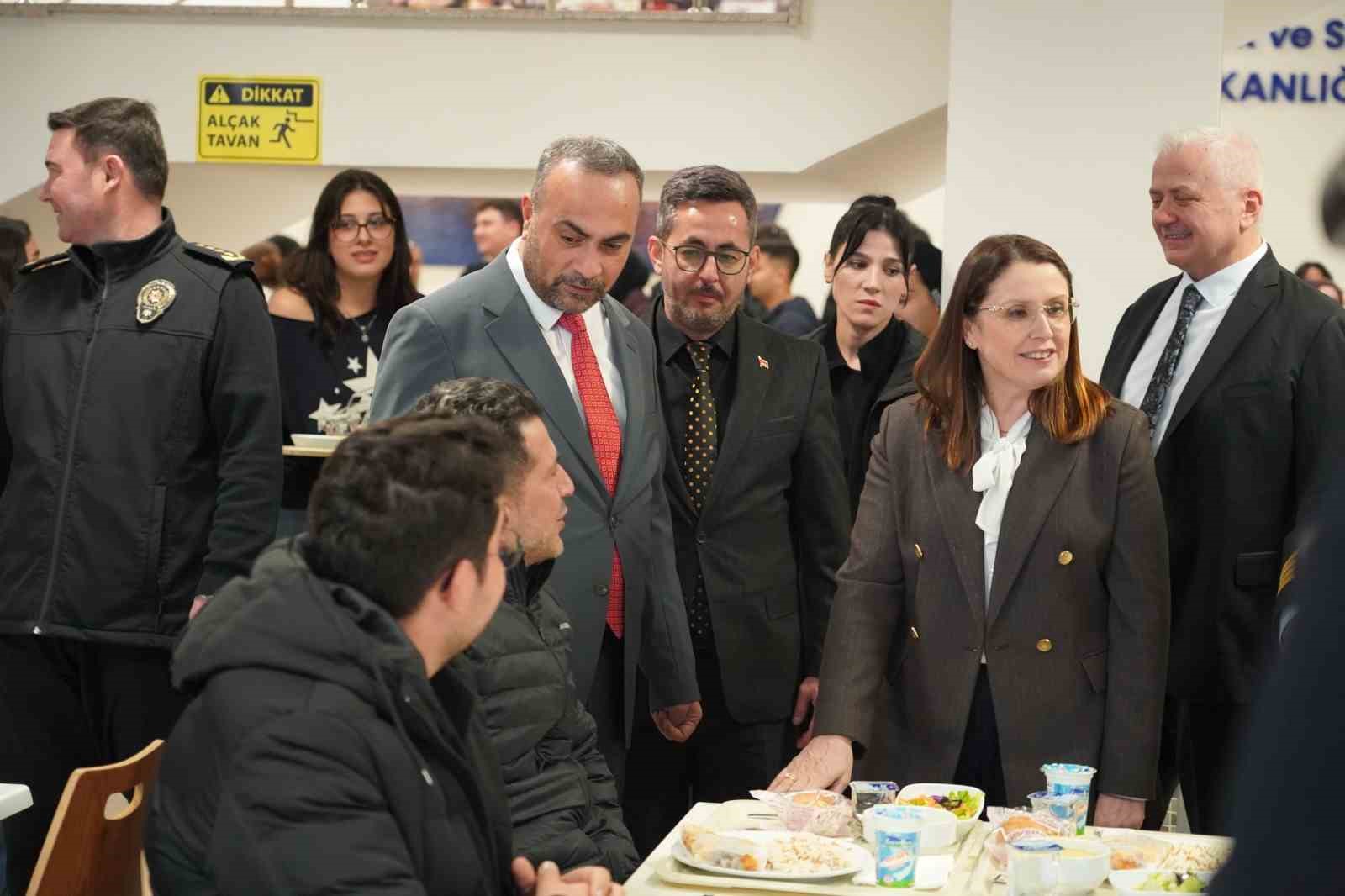 Bartın protokolü üniversite öğrencileriyle iftarda buluştu
