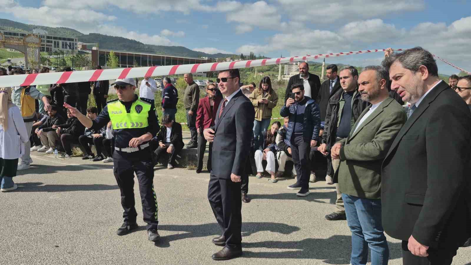 Bartın’da halk otobüsü otomobilin üzerine devrildi: 44 yaralı
