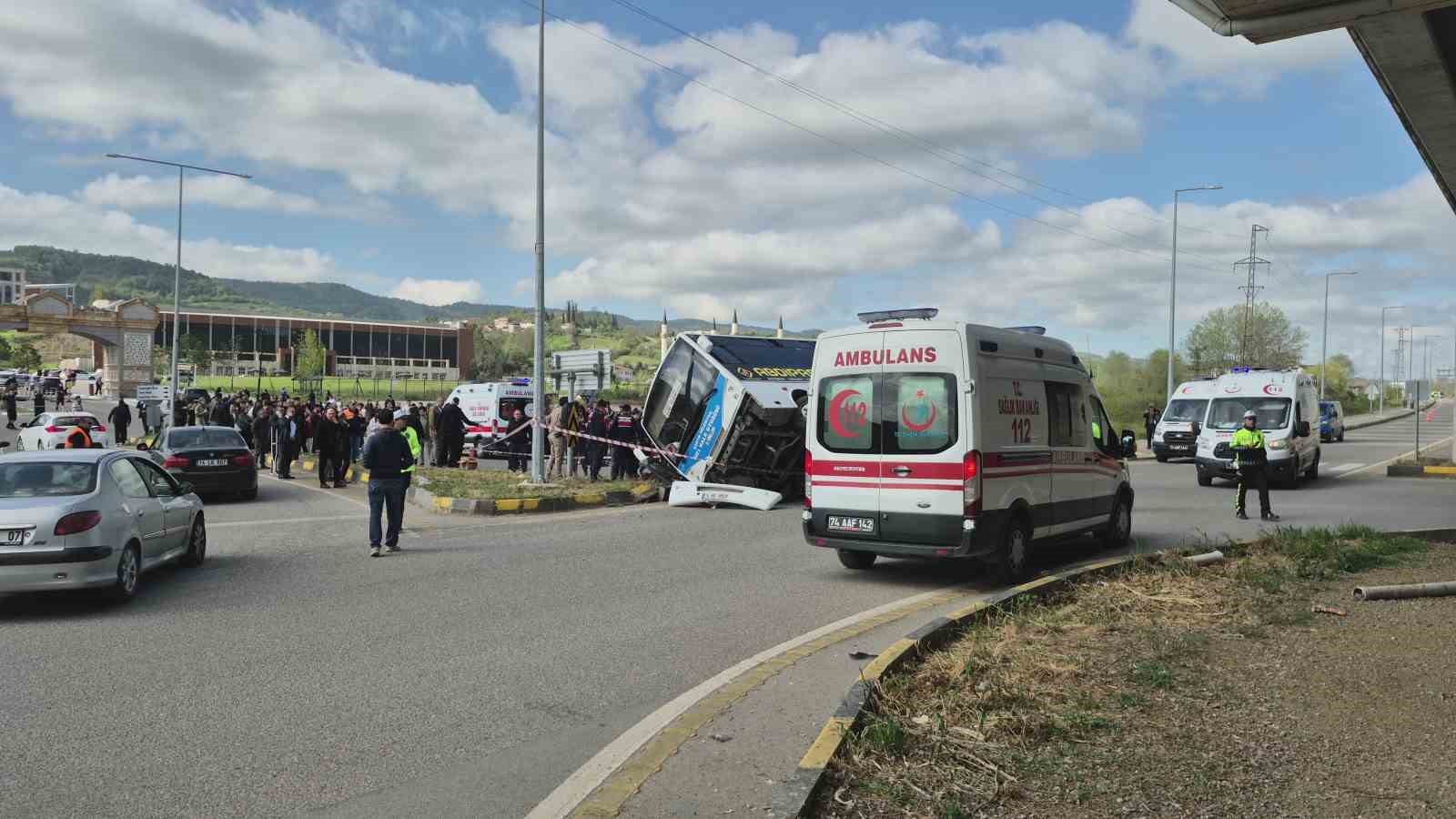 Bartın’da halk otobüsü otomobilin üzerine devrildi: 44 yaralı
