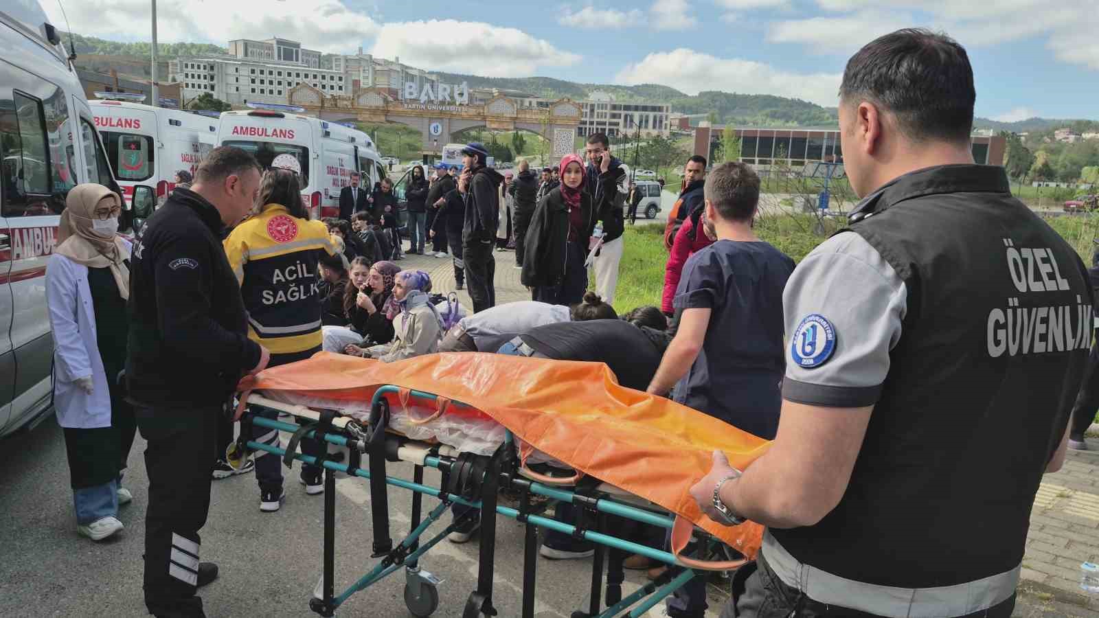 Bartın’da halk otobüsü otomobilin üzerine devrildi: 44 yaralı
