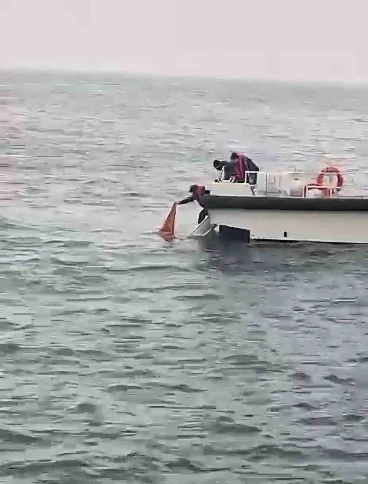 Bartın’da kıyafetleriyle denize giren kadını sahil güvenlik ekipleri kurtardı
