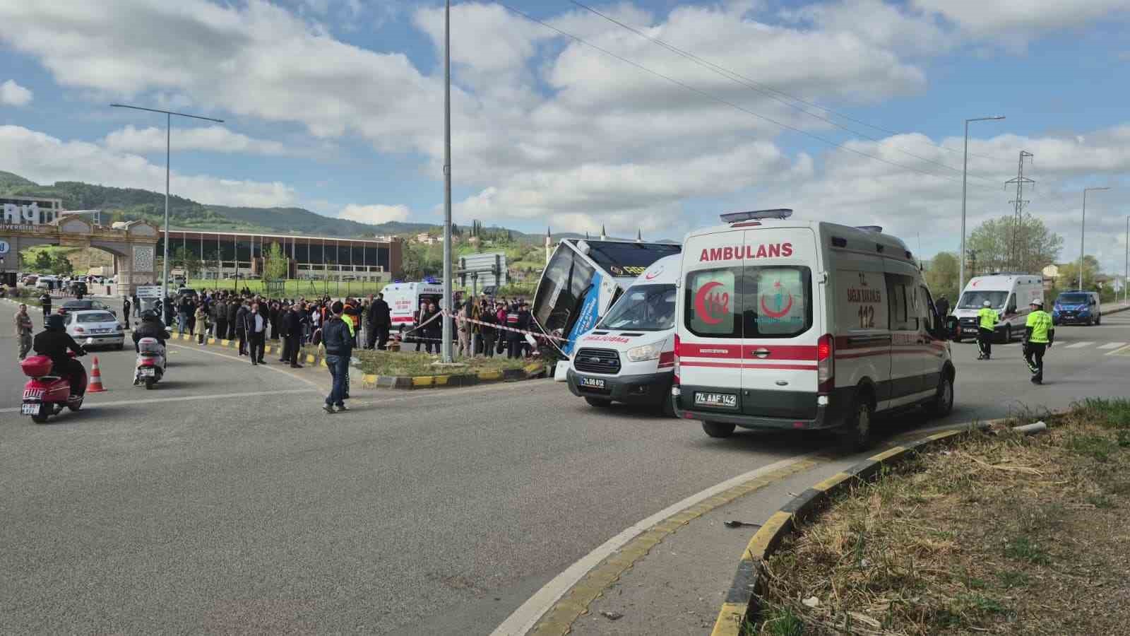 Bartın’da korkutan kaza: Öğrencileri taşıyan otobüs otomobile çarptı
