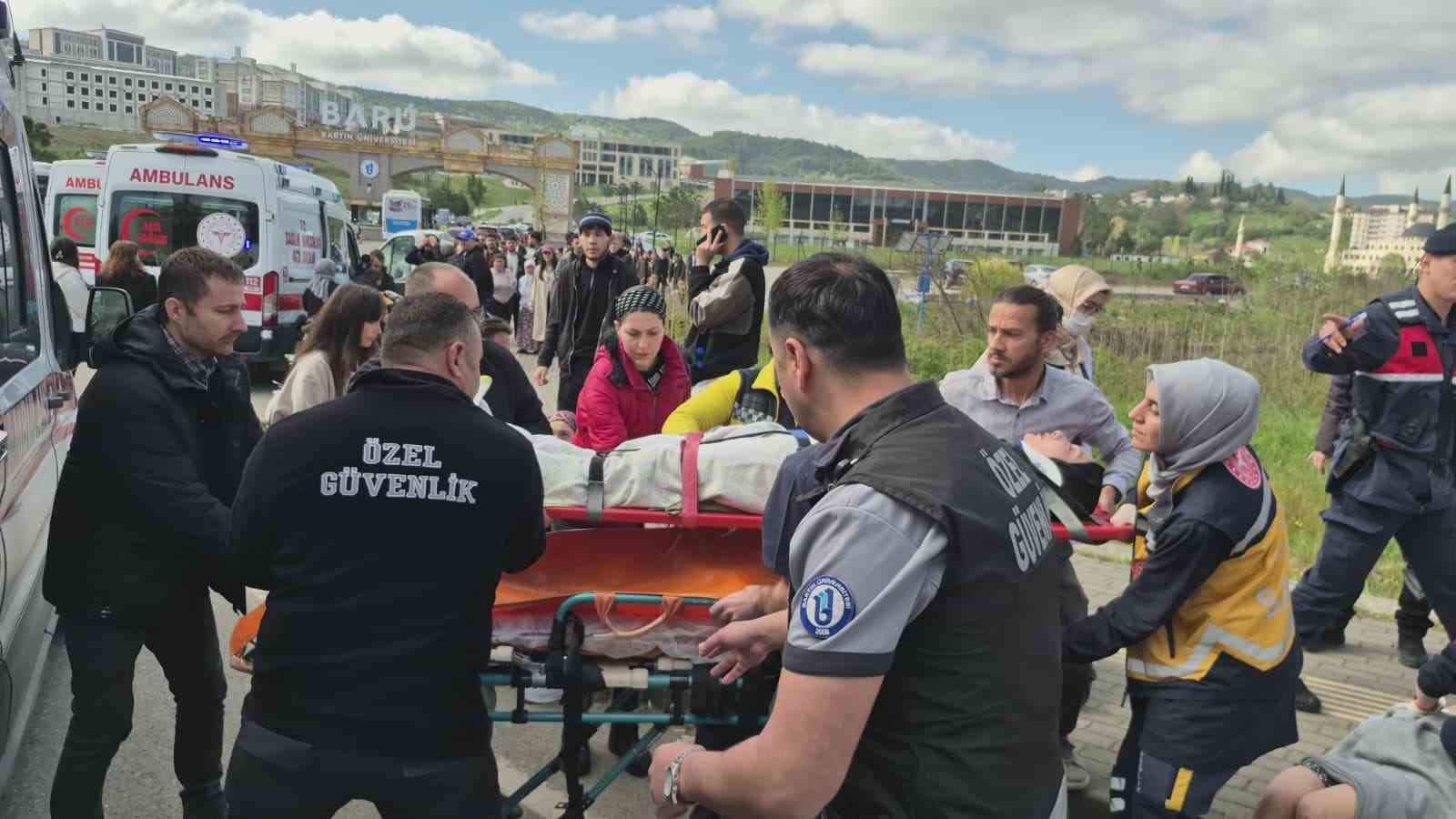 Bartın’da korkutan kaza: Öğrencileri taşıyan otobüs otomobile çarptı
