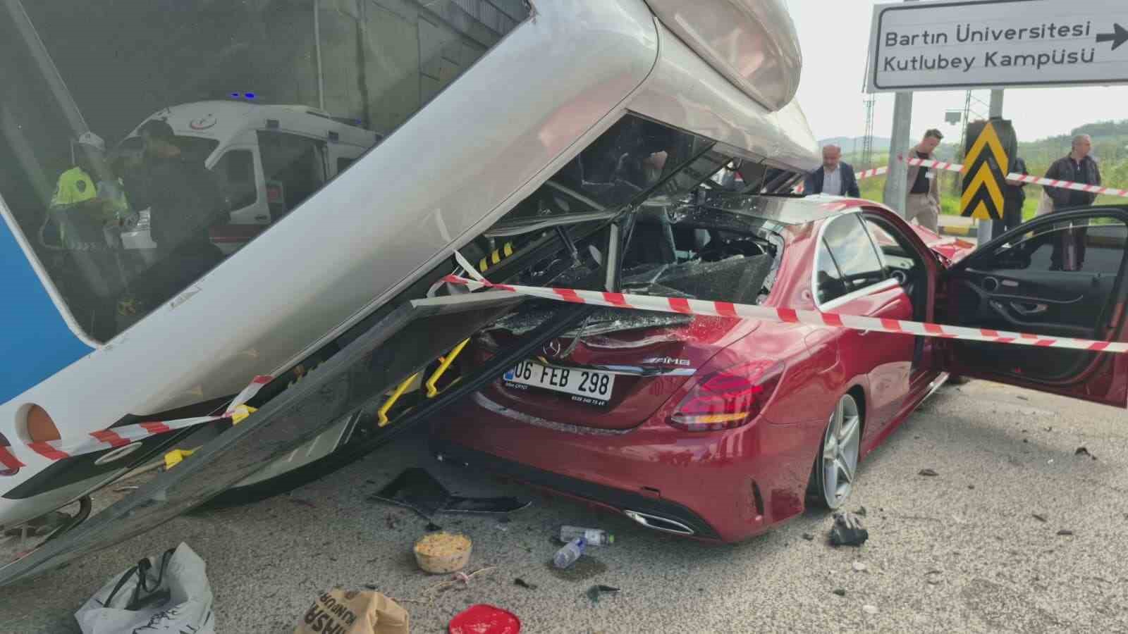 Bartın’da korkutan kaza: Öğrencileri taşıyan otobüs otomobile çarptı
