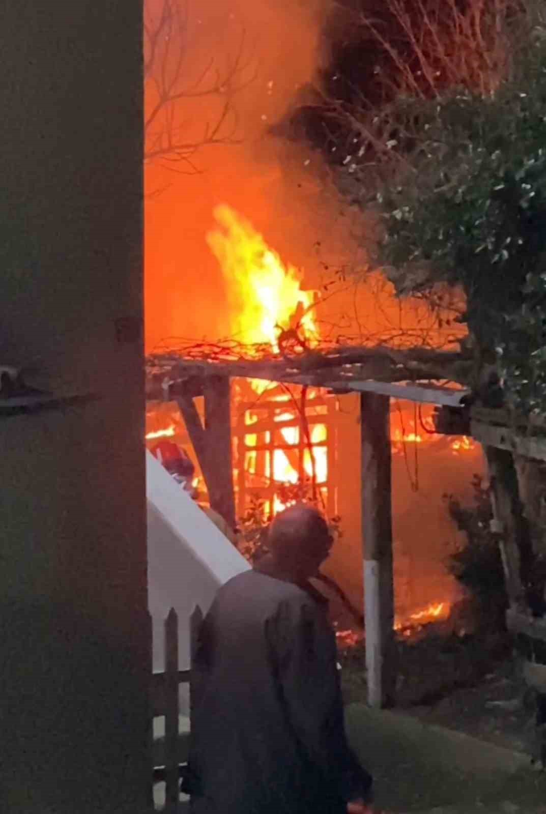 Bartın’da odunluk yangını paniğe neden oldu
