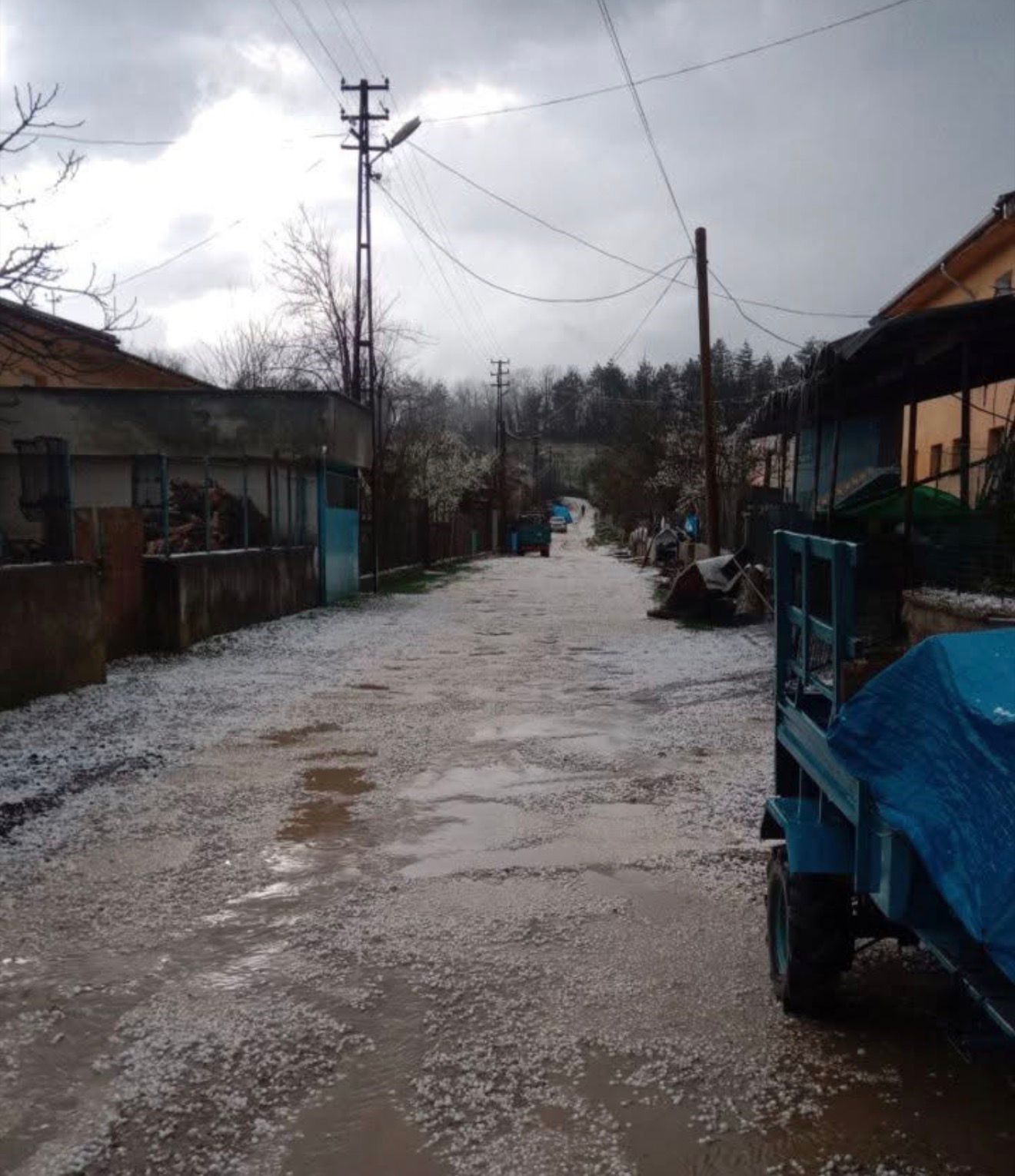 Bartın’da şimşekler geceyi aydınlattı, dolu yağışı şehri beyaza bürüdü
