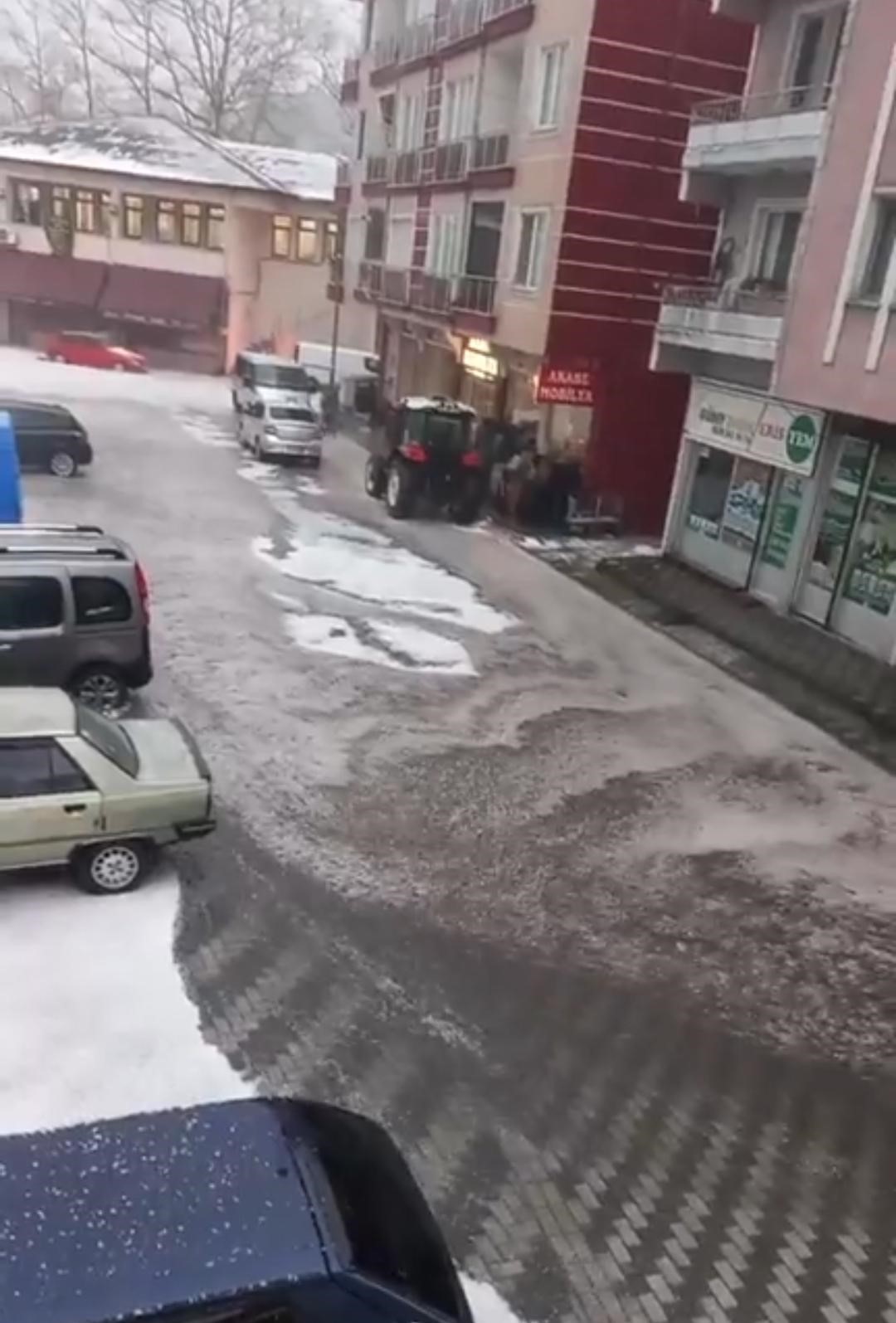 Bartın’da şimşekler geceyi aydınlattı, dolu yağışı şehri beyaza bürüdü
