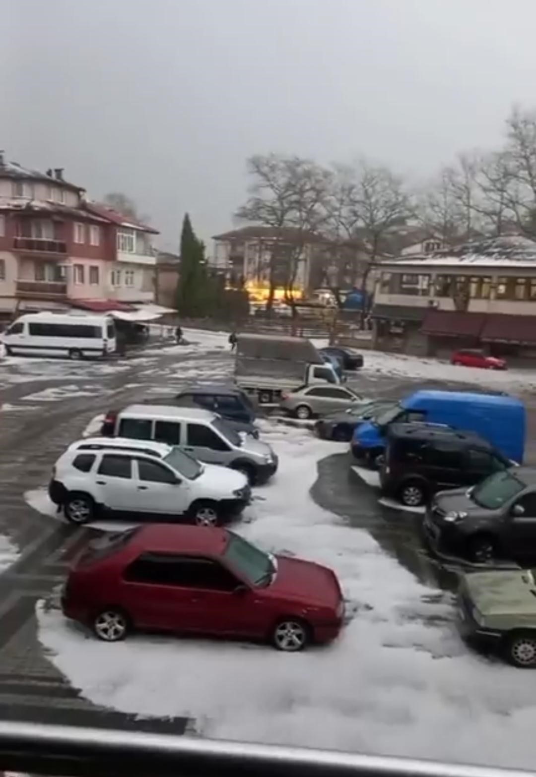 Bartın’da şimşekler geceyi aydınlattı, dolu yağışı şehri beyaza bürüdü
