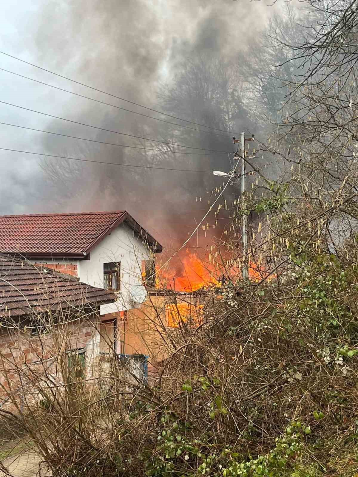 Bartın’da yanan ev kullanılamaz hale geldi
