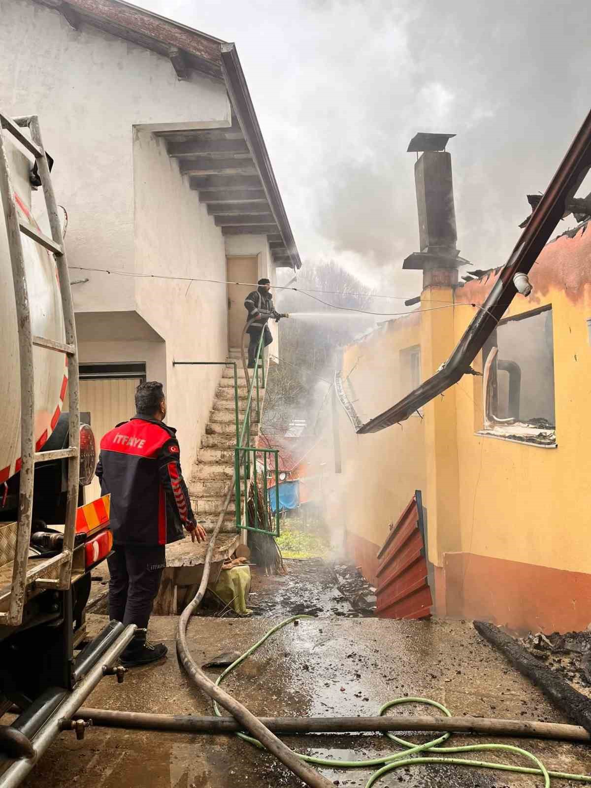 Bartın’da yanan ev kullanılamaz hale geldi
