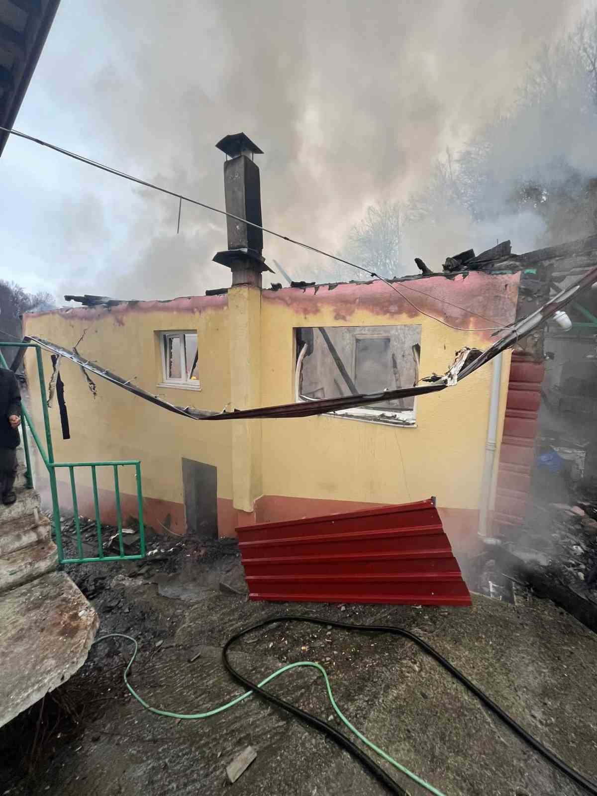 Bartın’da yanan ev kullanılamaz hale geldi
