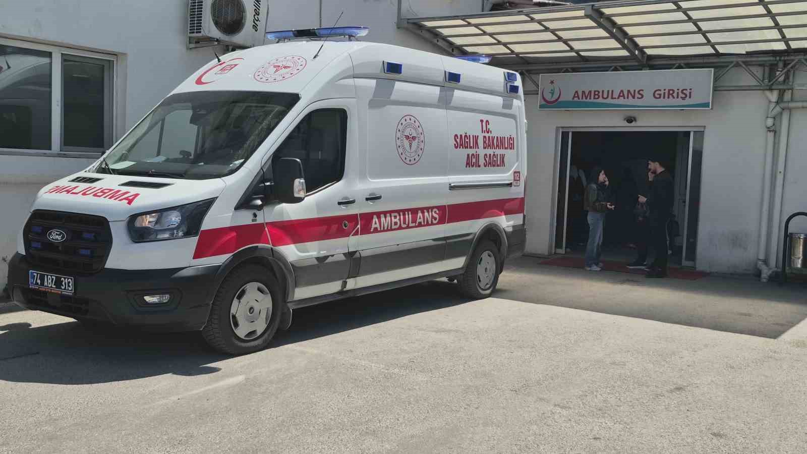 Bartın’daki feci kazanın ardından Vali Arslan yaralıları hastanede ziyaret etti
