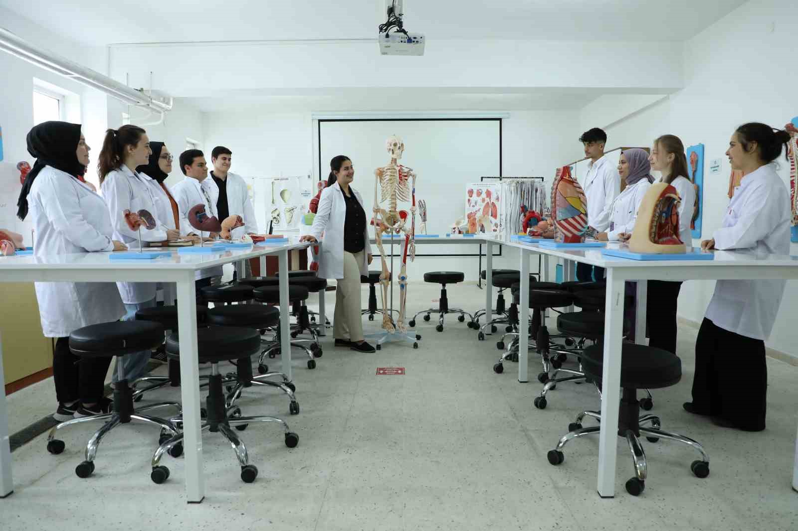 BARÜ Hemşirelik Bölümü akredite edildi
