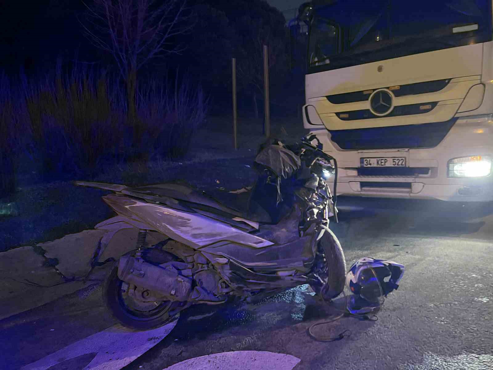 Başakşehir TEM’de arızalanan tıra çarpan motosikletli hayatını kaybetti
