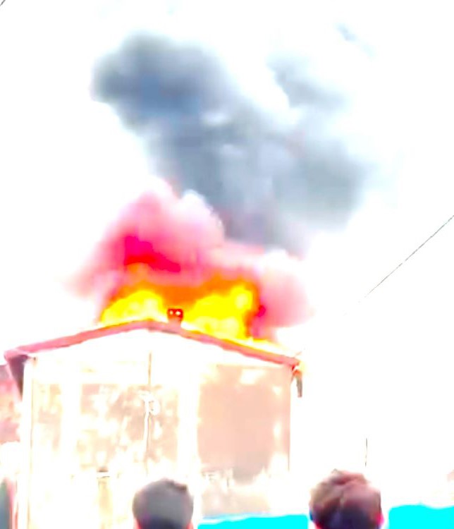 Başakşehir’de 3 katlı binanın çatısı alev alev yandı
