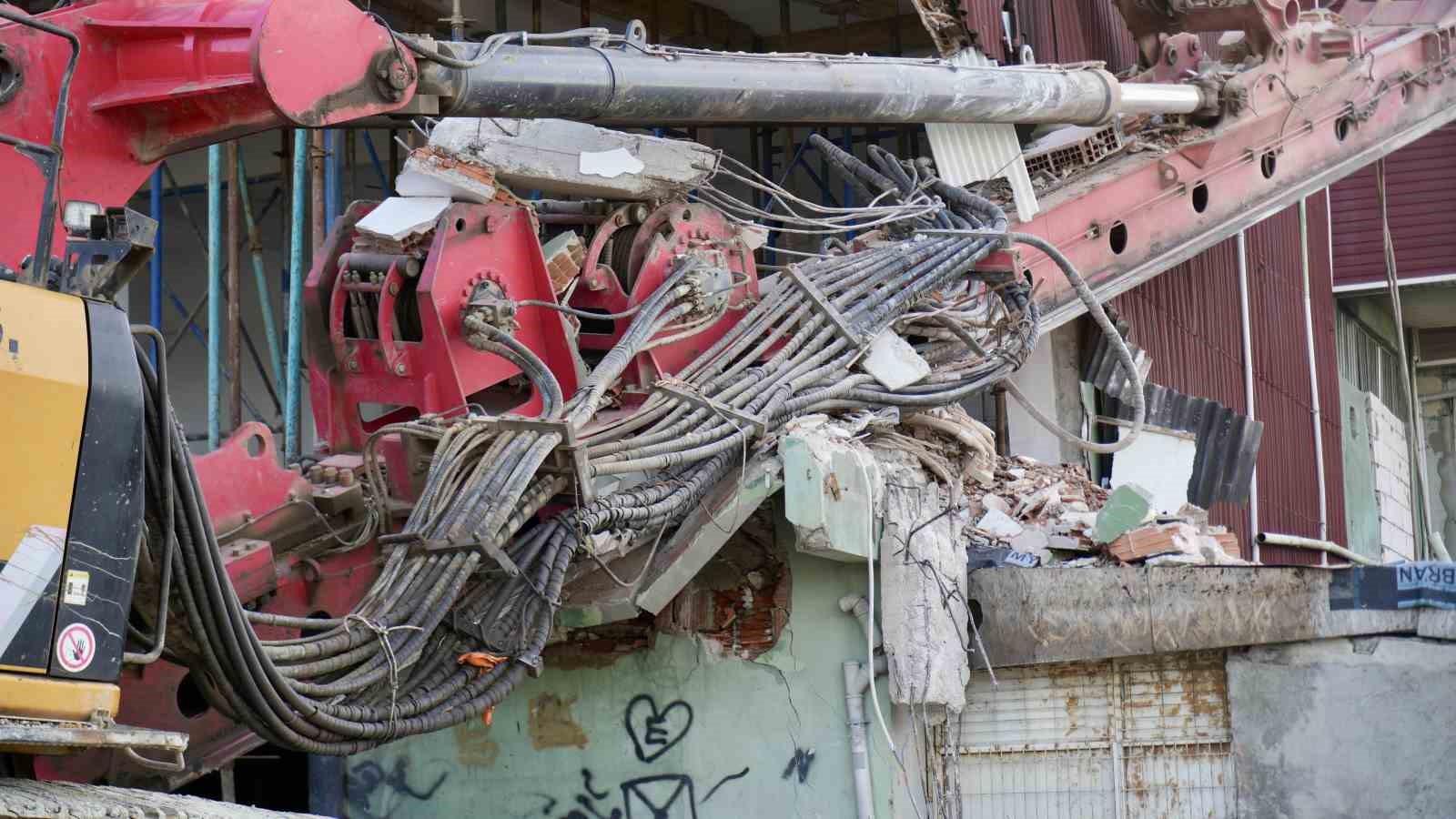 Başakşehir’de binaya saplanan vinci çıkarma çalışmaları 28. saate girdi
