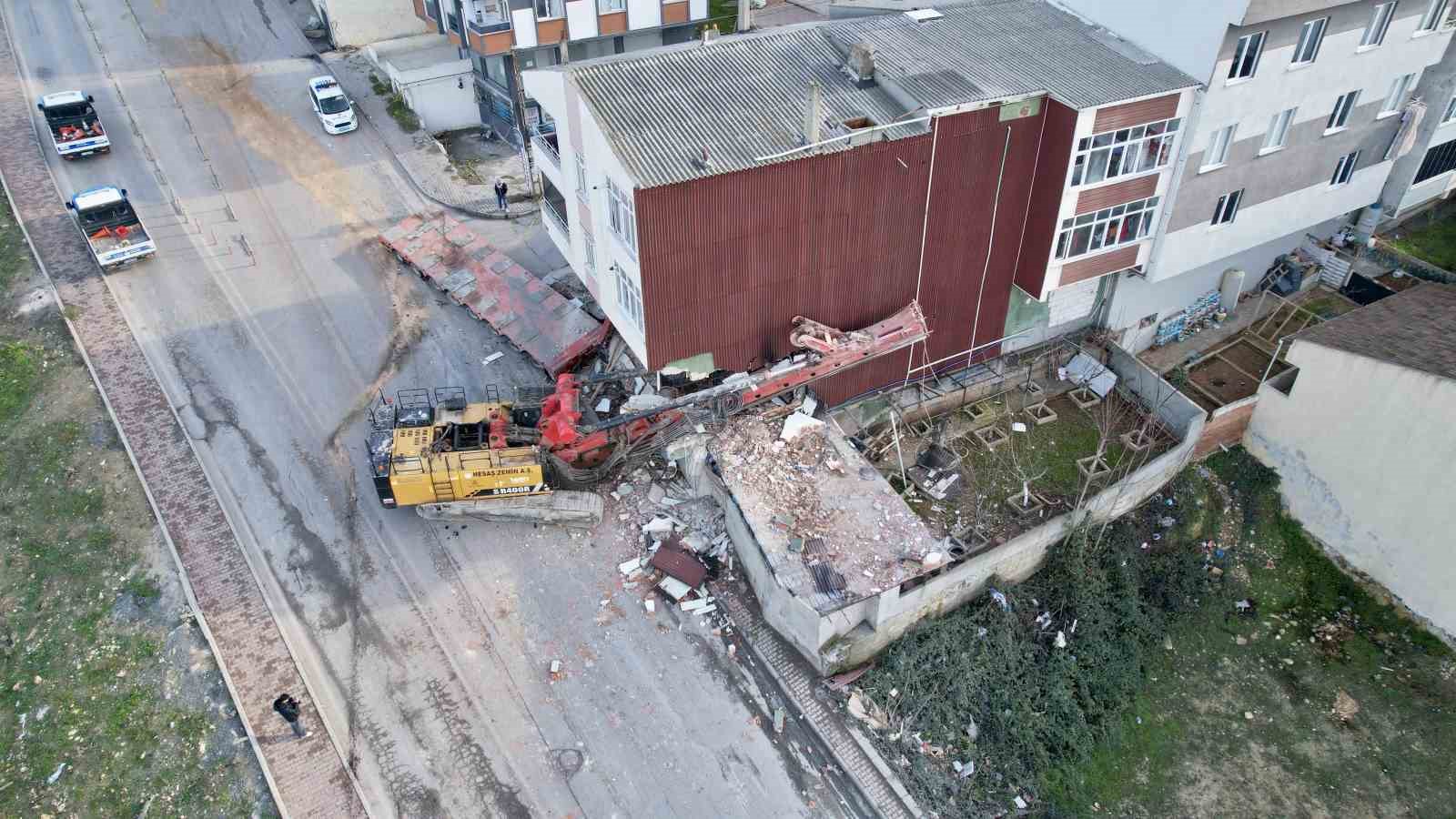 Başakşehir’de binaya saplanan vinci çıkarma çalışmaları 28. saate girdi
