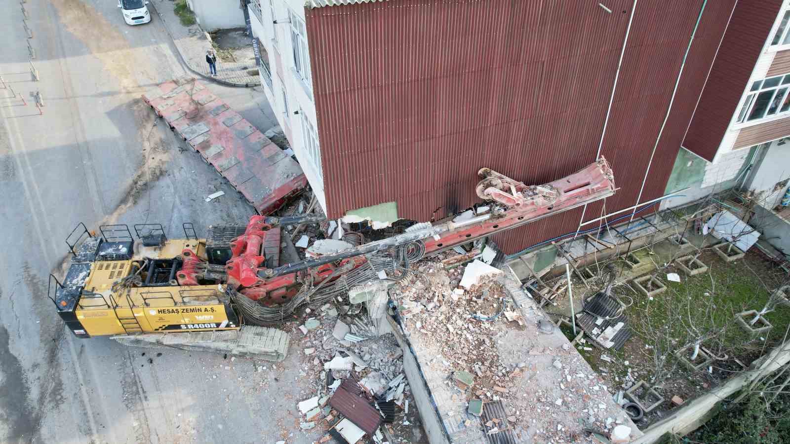 Başakşehir’de binaya saplanan vinci çıkarma çalışmaları 28. saate girdi
