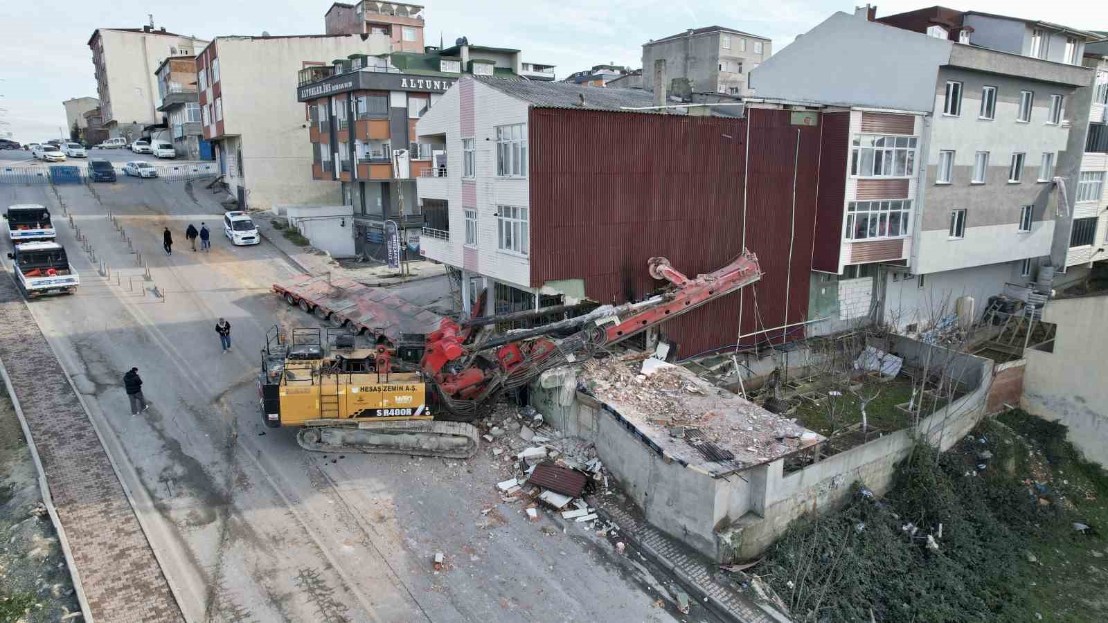 Başakşehir’de binaya saplanan vinci çıkarma çalışmaları 28. saate girdi
