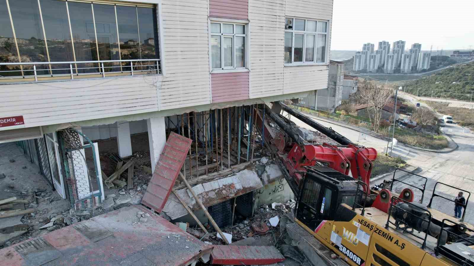 Başakşehir’de binaya saplanan vinci çıkarma çalışmaları 28. saate girdi
