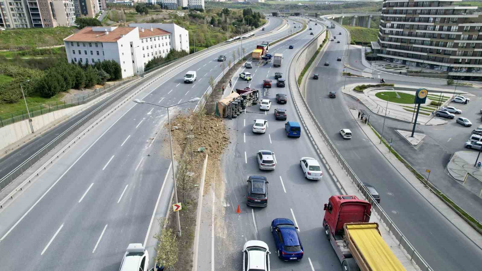 Başakşehir’de hafriyat kamyonu devrildi: Yol trafiğe kapandı
Başakşehir’de hafriyat kamyonu devrildi: Yol trafiğe kapandı