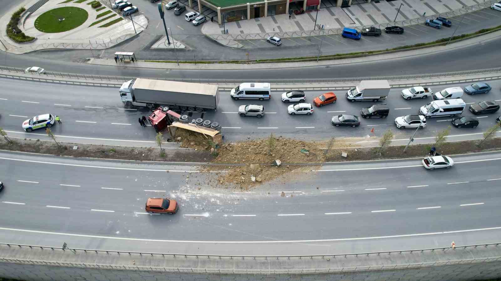 Başakşehir’de hafriyat kamyonu devrildi: Yol trafiğe kapandı
Başakşehir’de hafriyat kamyonu devrildi: Yol trafiğe kapandı