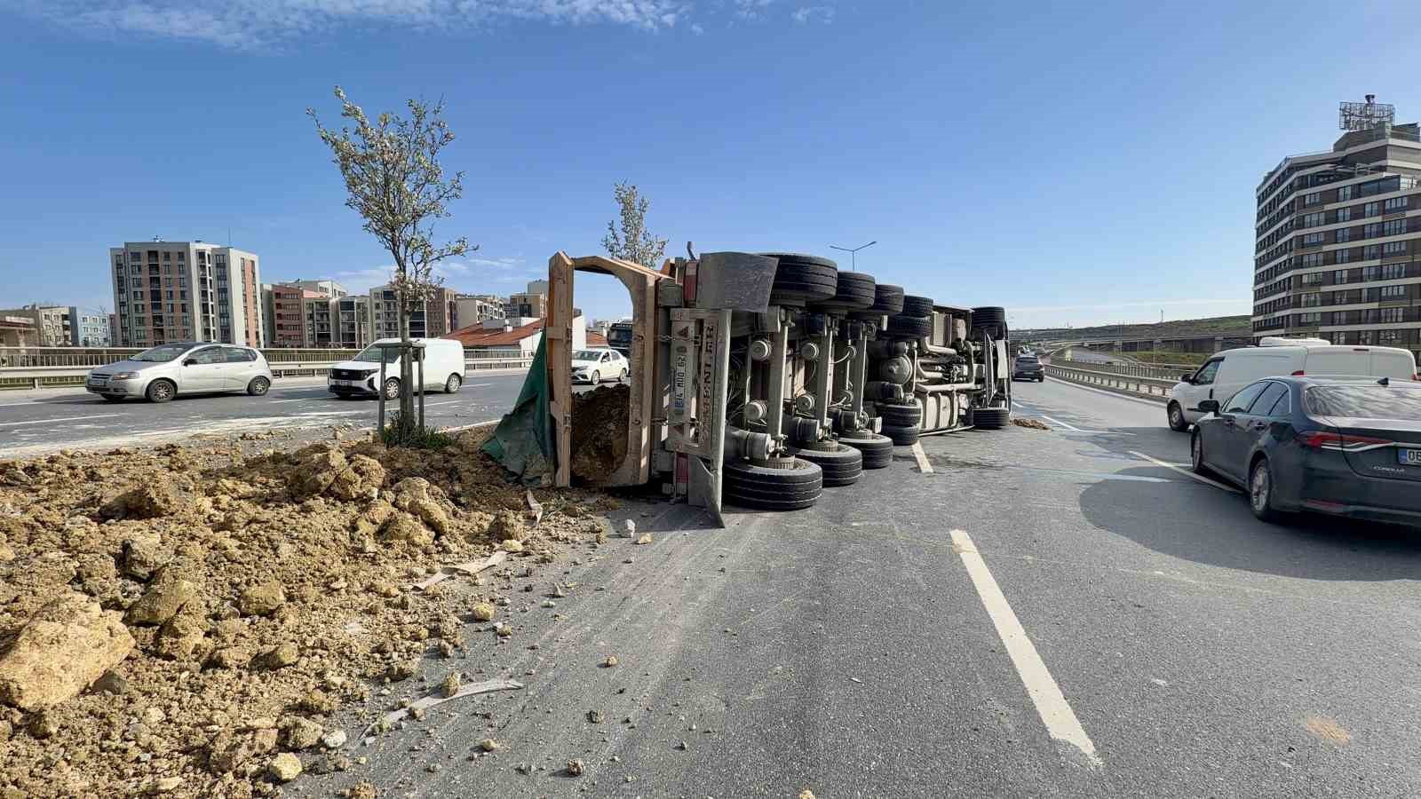 Başakşehir’de hafriyat kamyonu devrildi: Yol trafiğe kapandı
Başakşehir’de hafriyat kamyonu devrildi: Yol trafiğe kapandı