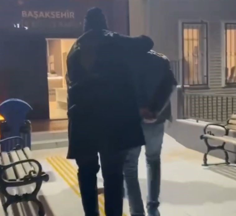 Başakşehir’de kuyumcuda soygun girişimi: İşletme sahibinin çığlıklarıyla kaçtılar
