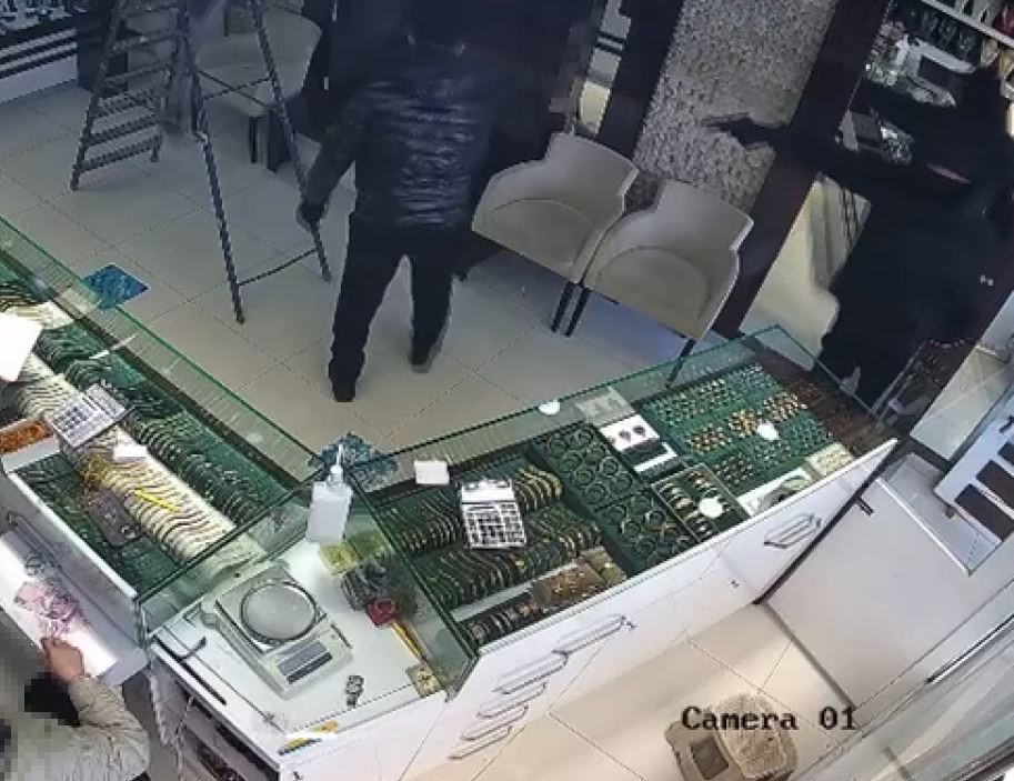 Başakşehir’de kuyumcuda soygun girişimi: İşletme sahibinin çığlıklarıyla kaçtılar
