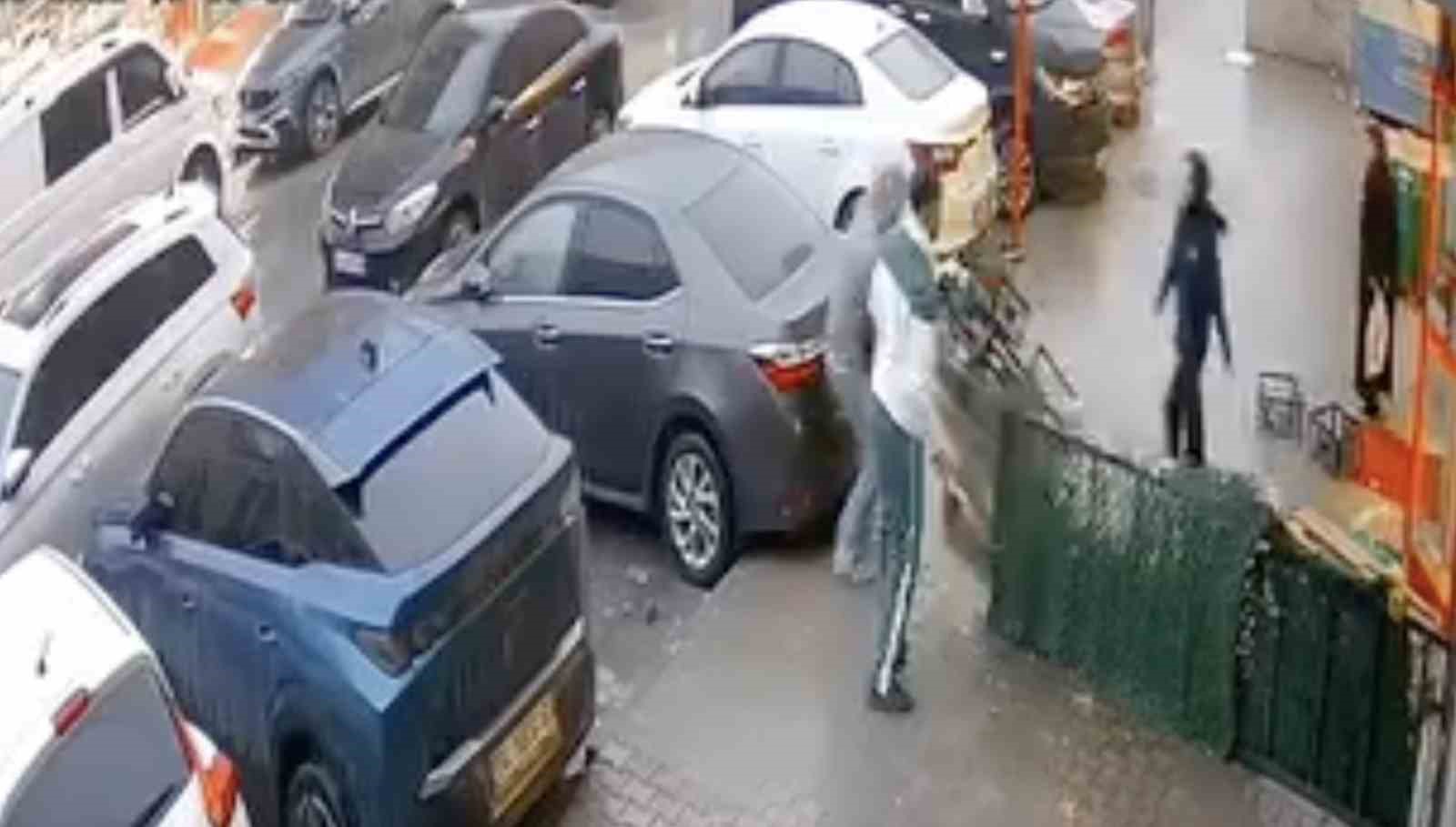 Başakşehir’de market önünde palet hırsızlığı kamerada

