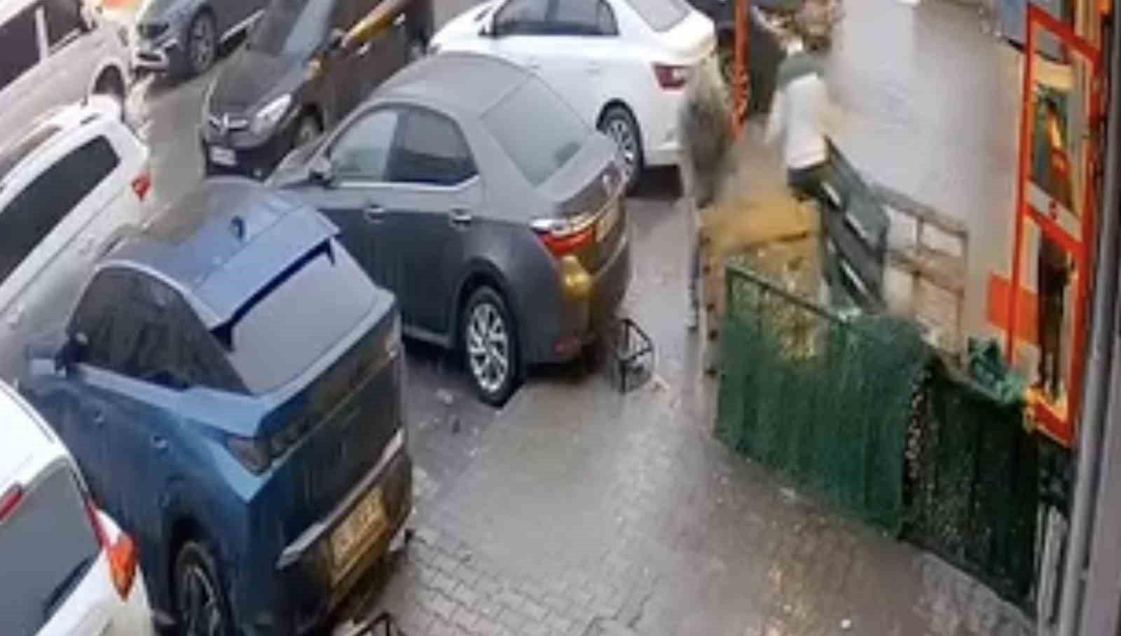 Başakşehir’de market önünde palet hırsızlığı kamerada
